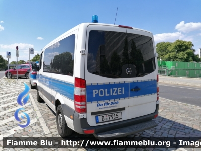 Mercedes-Benz Sprinter III serie restyle
Deutschland - Germania
Polizei Berlin - Polizia di Berlino
B - 7915
Parole chiave: Mercedes-Benz sprinter_IIIserie_restyle polizei_berlin B-7915