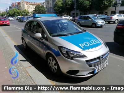 Opel Corsa E
Deutschland - Germania
Polizei Berlin - Polizia di Berlino
B - 7022
Parole chiave: Opel Corsa_E polizei_berlin B-7022