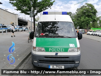 Fiat Ducato II serie
Deutschland - Germania
Polizei Berlin - Polizia di Berlino
B - 7926
Parole chiave: Fiat Ducato_IIserie polizei_berlin