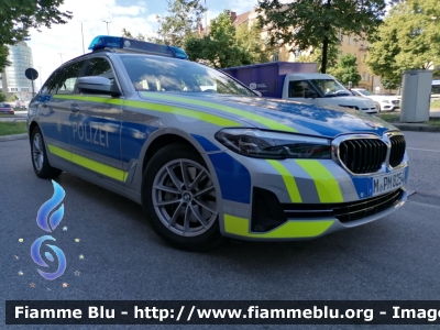 BMW 520 Touring G30
Deutschland - Germania
Landespolizei Bayern - Polizia di Stato della Baviera
Streifenwagen - Autopattuglia

Parole chiave: BMW 520_Touring_G30 polizei_bayern