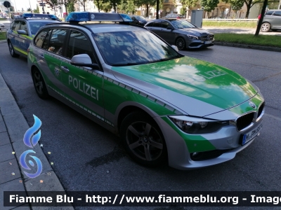 BMW 320 Touring F31
Deutschland - Germania
Landespolizei Bayern - Polizia di Stato della Baviera
Streifenwagen - Autopattuglia
Parole chiave: BMW 320_TOURING_F31 polizei_bayern