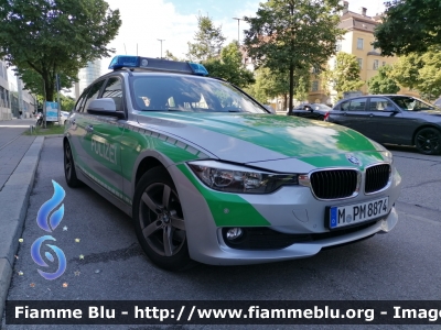 BMW 320 Touring F31
Deutschland - Germania
Landespolizei Bayern - Polizia di Stato della Baviera
Streifenwagen - Autopattuglia
Parole chiave: BMW 320_TOURING_F31 polizei_bayern