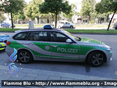 BMW 320 Touring F31
Deutschland - Germania
Landespolizei Bayern - Polizia di Stato della Baviera
Streifenwagen - Autopattuglia
Parole chiave: BMW 320_TOURING_F31 polizei_bayern