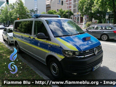 Volkswagen Transporter T6
Deutschland - Germania
Landespolizei Bayern - Polizia di Stato della Baviera
Parole chiave: Volkswagen Transporter_T6.1 polizei_bayern