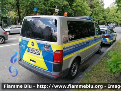 Volkswagen Transporter T6
Deutschland - Germania
Landespolizei Bayern - Polizia di Stato della Baviera
Parole chiave: Volkswagen Transporter_T6.1 polizei_bayern