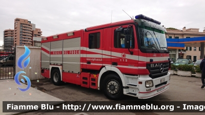 Mercedes-Benz Actros 1841 II serie
Vigili del Fuoco
Comando Provinciale di Pescara
AutoPompaSerbatoio allestimento BAI
VF 23353
Parole chiave: VF23353