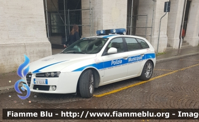 Alfa Romeo 159 Sportwagon
Polizia Municipale
Associazione Intercomunale della Pianura Forlivese
Comune di Forlì
Forlì 14
POLIZIA LOCALE YA 624 AJ
Parole chiave: Alfa_Romeo 159_sportwagon POLIZIALOCALEYA624AJ