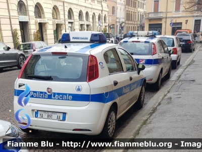 Fiat Grande Punto
Polizia Municipale Cesena
Cesena 28
Parole chiave: Fiat Grande_Punto