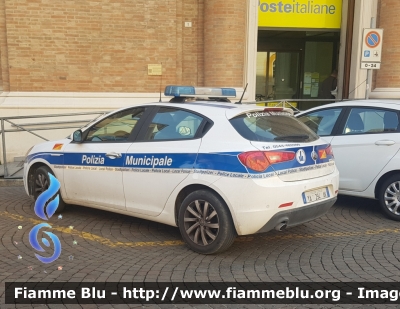 Alfa Romeo Nuova Giulietta
Polizia Municipale Ravenna
POLIZIA LOCALE YA 294 AN
Ravenna 15
Parole chiave: Alfa_Romeo Nuova_Giulietta PoliziaLocaleYA294AN