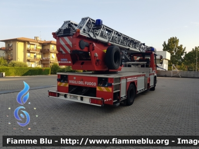 Iveco EuroFire 150E27 I serie
Vigili del Fuoco
Comando Provinciale di Forlì Cesena
Ex Comando Provinciale di Milano
AutoScala da 27 metri
Allestimento Iveco-Magirus
VF 20682
Parole chiave: Iveco EuroFire_150E27_Iserie VF20682