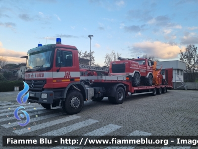 Mercedes-Benz Actros 2044 4x4 II serie
Vigili del Fuoco
Comando Provinciale di Forlì Cesena
VF 22013
Parole chiave: Mercedes-Benz Actros_2044_4x4_IIserie VF22013