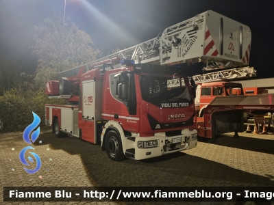 Iveco EuroCargo 160E32 IV serie
Vigili del Fuoco
Comando di Barletta
AutoScala articolata M32L-AS da 32 metri
Allestimento Magirus
VF 32946
Parole chiave: Iveco EuroCargo_160E32_IVserie VF32946