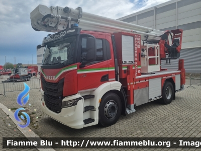 Iveco S-Way
Vigili del Fuoco
Allestimento Rosenbauer
Prototipo
Parole chiave: Iveco S-Way