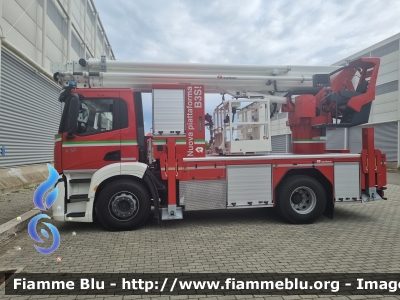 Iveco S-Way
Vigili del Fuoco
Allestimento Rosenbauer
Prototipo
Parole chiave: Iveco S-Way