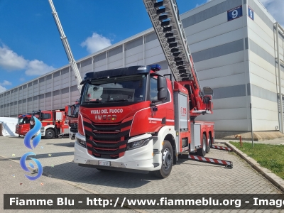 Iveco S-Way AT260S42
Vigili del Fuoco
AutoScala articolata M42L-AS da 42 metri
Allestimento Magirus
Comando di Roma
VF 32921
Parole chiave: Iveco S-Way_AT260S42 VF32921