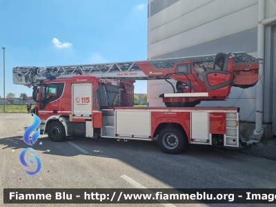 Iveco EuroCargo 160E32 IV serie
Vigili del Fuoco
Comando di Roma
AutoScala articolata M32L-AS da 32 metri
Allestimento Magirus
VF 32935
Parole chiave: Iveco EuroCargo_160E32_IVserie VF32935