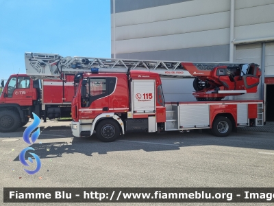 Iveco EuroCargo 160E32 IV serie
Vigili del Fuoco
Comando di Roma
AutoScala articolata M32L-AS da 32 metri
Allestimento Magirus
VF 32935
Parole chiave: Iveco EuroCargo_160E32_IVserie VF32935