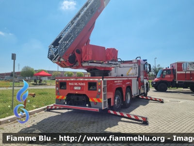 Iveco S-Way AT260S42
Vigili del Fuoco
AutoScala articolata M42L-AS da 42 metri
Allestimento Magirus
Comando di Roma
VF 32921
Parole chiave: Iveco S-Way_AT260S42 VF32921