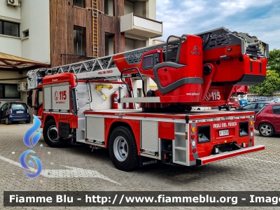 Iveco EuroCargo 160E32 IV serie Low Liner
Vigili del Fuoco
Comando Provinciale di Forlì Cesena
AutoScala articolata M32L-AS da 32 metri
Allestimento Magirus
VF 32956
Parole chiave: Iveco EuroCargo_160E32_IVserie VF32956