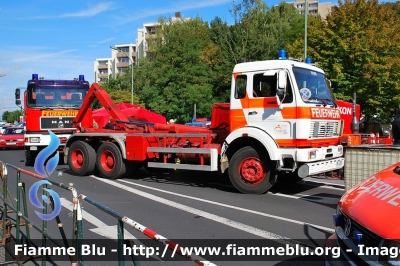 Mercedes-Benz ?
Bundesrepublik Deutschland - Germany - Germania
Feuerwehr Frankfurt Am Main 
