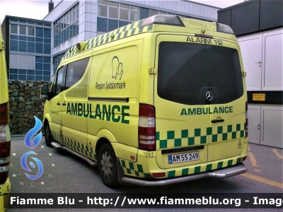 Mercedes-Benz Sprinter III serie restyle
Danmark - Danimarca
Falck Region Syddanmark
Parole chiave: Mercedes-Benz Sprinter_IIIserie_Restyle Ambulanza Ambulance