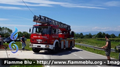 Iveco 190-26
Vigili Del Fuoco
Comando Provinciale di Treviso
Distaccamento Permanente di Conegliano (TV)
AutoScala allestimento Iveco-Magirus
VF 16768
Parole chiave: Iveco_190-26 vf16768