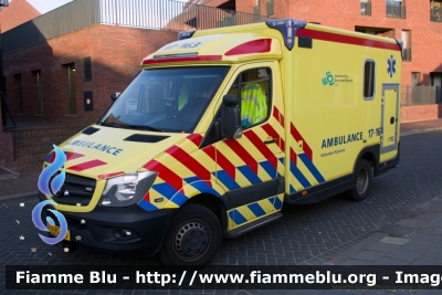 Mercedes-Benz Sprinter III serie restyle
Nederland - Paesi Bassi
Regionale Ambulance Voorziening (RAV) Region 17 Rotterdam-Rijnmond
Parole chiave: Mercedes-Benz Sprinter_IIIserie_Restyle Ambulanza Ambulance