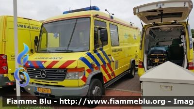 Mercedes-Benz 615D
Nederland - Paesi Bassi
Region 17 Rotterdam-Rijnmond Ambulance
