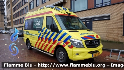 Mercedes-Benz Sprinter III serie restyle
Nederland - Paesi Bassi
Regionale Ambulance Voorziening (RAV) Region 15 Haaglanden
15-104
Parole chiave: Ambulance Ambulanza