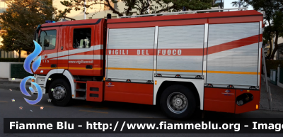 Mercedes-Benz Actros 1841 II serie
Vigili del Fuoco
Comando Provinciale di Venezia
Distaccamento permanente di San Donà di Piave
AutoPompaSerbatoio allestimento BAI
VF 22614
Da notare il nuovo cassone costruito dalla stessa ditta allestitrice
Parole chiave: Mercedes-Benz Actros_1841_IIserie VF22614