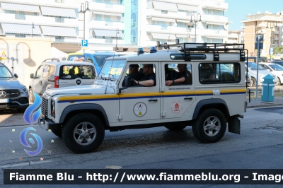 Land Rover Defender 110 
Protezione Civile
Gruppo Radio Piovese
Piove di Sacco (PD)
FIR Servizio Emergenza Radio
Regione Veneto
"221" 
Parole chiave: Land-Rover Defender_110