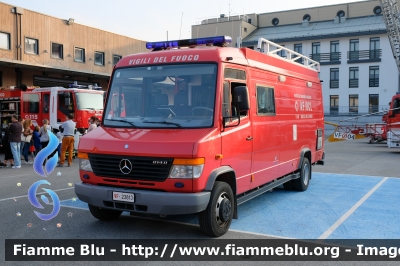 Mercedes-Benz Vario 814D
Vigili del Fuoco
Comando Provinciale di Belluno
AutoFurgone/Unità di Crisi Locale
Allestimento BAI
VF 23813
Parole chiave: Mercedes-Benz Vario_814D VF23813 Settimana_Protezione_Civile_2022