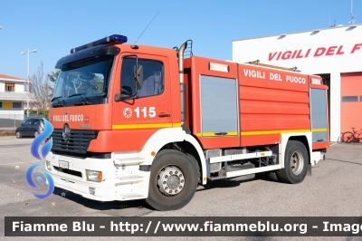 Mercedes-Benz Atego 1828 I serie 
Vigili del Fuoco
Comando Provinciale di Venezia
Distaccamento Permanente di Jesolo
AutoBottePompa allestimento BAI
VF 22463 
Parole chiave: Mercedes-Benz Atego_1828_Iserie VF22463