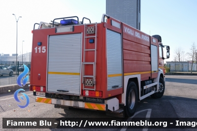 Mercedes-Benz Atego 1828 I serie 
Vigili del Fuoco
Comando Provinciale di Venezia
Distaccamento Permanente di Jesolo
AutoBottePompa allestimento BAI
VF 22463 
Parole chiave: Mercedes-Benz Atego_1828_Iserie VF22463