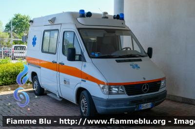 Mercedes-Benz Sprinter I serie 
Azienda ULSS 6 Euganea
SUEM 118 ULSS 6 Emergenza
Ospedale di Cittadella (PD)
Allestimento Mariani Fratelli
"BRAVO 5" 
Parole chiave: Mercedes-Benz Sprinter_Iserie Ambulanza