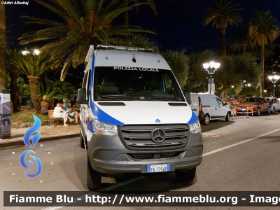 Mercedes-Benz Sprinter IV serie 4x4
Polizia Locale Comune di Rapallo GE
Unità Mobile
Allestimento Bertazzoni Veicoli Speciali
POLIZIA LOCALE YA 779 AP
Parole chiave: Mercedes-Benz_Sprinter_IVserie_4x4 POLIZIALOCALEYA779AP