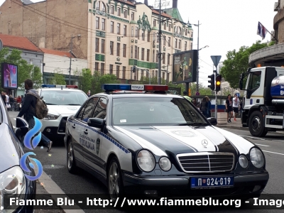 Mercedes-Benz serie E
Република Србија - Repubblica Serba
Полиција Србије - Polizia Serba
