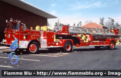 Seagrave 100'
United States of America - Stati Uniti d'America
Prince William County VA Fire Department
