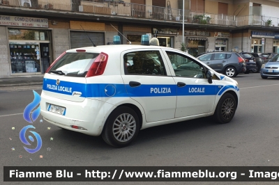 Fiat Grande Punto
Polizia Locale
Comune di Cassino (FR)
Codice automezzo: 01
YA 569 AC
Parole chiave: Fiat Grande Punto