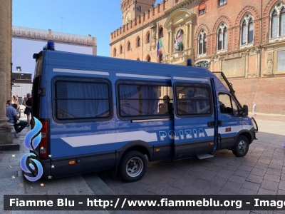 Iveco Daily IV serie
Polizia di Stato
VII Reparto Mobile Bologna
Allestimento Sperotto
Decorazione Grafica Artlantis

Parole chiave: Iveco Daily_IVserie