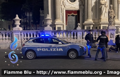 Alfa Romeo Nuova Giulietta restyle
Polizia di Stato
Squadra Volante
Allestimento NCT Nuova Carrozzeria Torinese
Decorazione Grafica Artlantis
Parole chiave: Alfa-Romeo Nuova_Giulietta_restyle