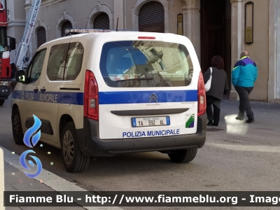 Citroen Berlingo
Polizia Locale L'Aquila
Ufficio Mobile
Allestimento Focaccia
POLIZIA LOCALE YA 392 AL
