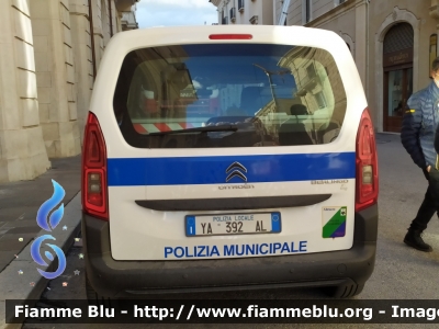 Citroen Berlingo
Polizia Locale L'Aquila
Ufficio Mobile
Allestimento Focaccia
POLIZIA LOCALE YA 392 AL
