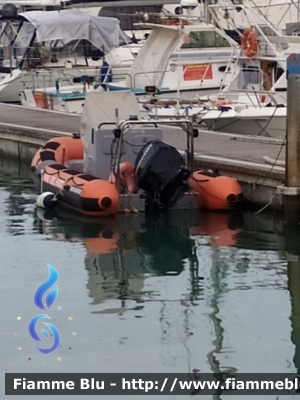 Gommone
Vigili del Fuoco
Comando Provinciale di Teramo
Nucleo Sommozzatori di Roseto (TE)
Fotografato presso il porto di Giulianova
