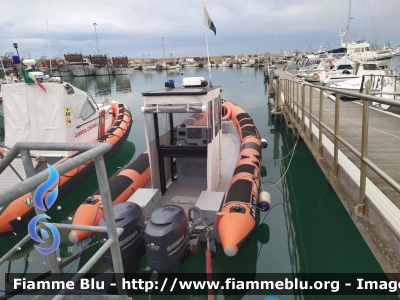 Gommone
Vigili del Fuoco
Comando Provinciale di Teramo
Nucleo Sommozzatori di Roseto (TE)
Fotografato presso il porto di Giulianova
