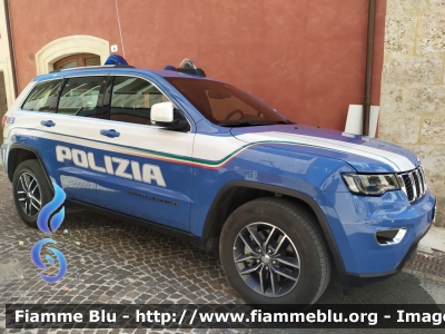 Jeep Grand Cherokee
Polizia di Stato
Questura de L'Aquila
POLIZIA M4927
