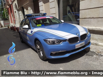 Bmw 318 Touring F31 III Restyle
Polizia di Stato
Polizia Stradale
Allestimento Focaccia
Decorazione Grafica Artlantis
POLIZIA M3627
in scorta al Giro d'Italia 2021
