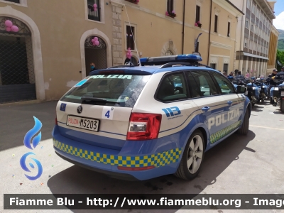 Skoda Octavia Wagon V serie
Polizia di Stato
Polizia Stradale
Allestimento Focaccia
Decorazione Grafica Artlantis
POLIZIA M5203
in scorta al Giro d'Italia 2021
Vettura "4"
