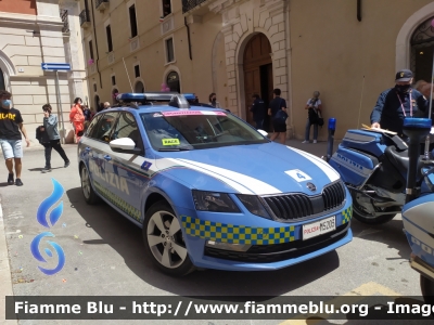 Skoda Octavia Wagon V serie
Polizia di Stato
Polizia Stradale
Allestimento Focaccia
Decorazione Grafica Artlantis
POLIZIA M5203
in scorta al Giro d'Italia 2021
Vettura "4"
