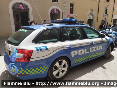 Skoda Octavia Wagon V serie
Polizia di Stato
Polizia Stradale
Allestimento Focaccia
Decorazione Grafica Artlantis
POLIZIA M5203
in scorta al Giro d'Italia 2021
Vettura "4"
